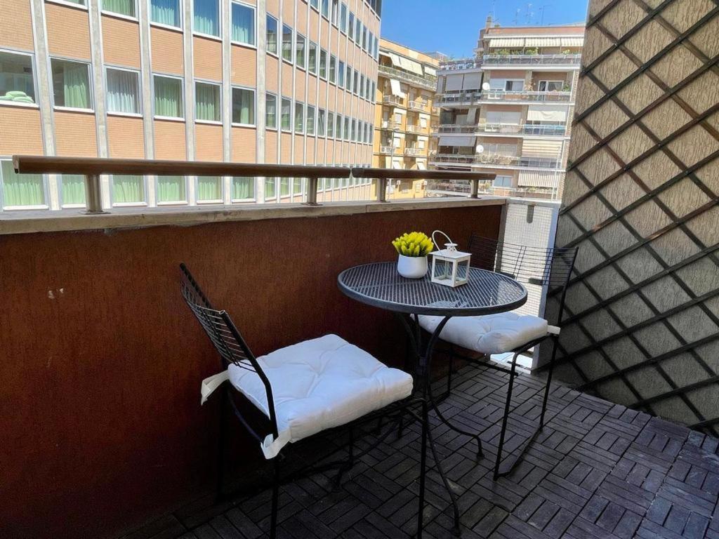 Forty1 Apartment Near Metro Cipro Rom Exteriör bild