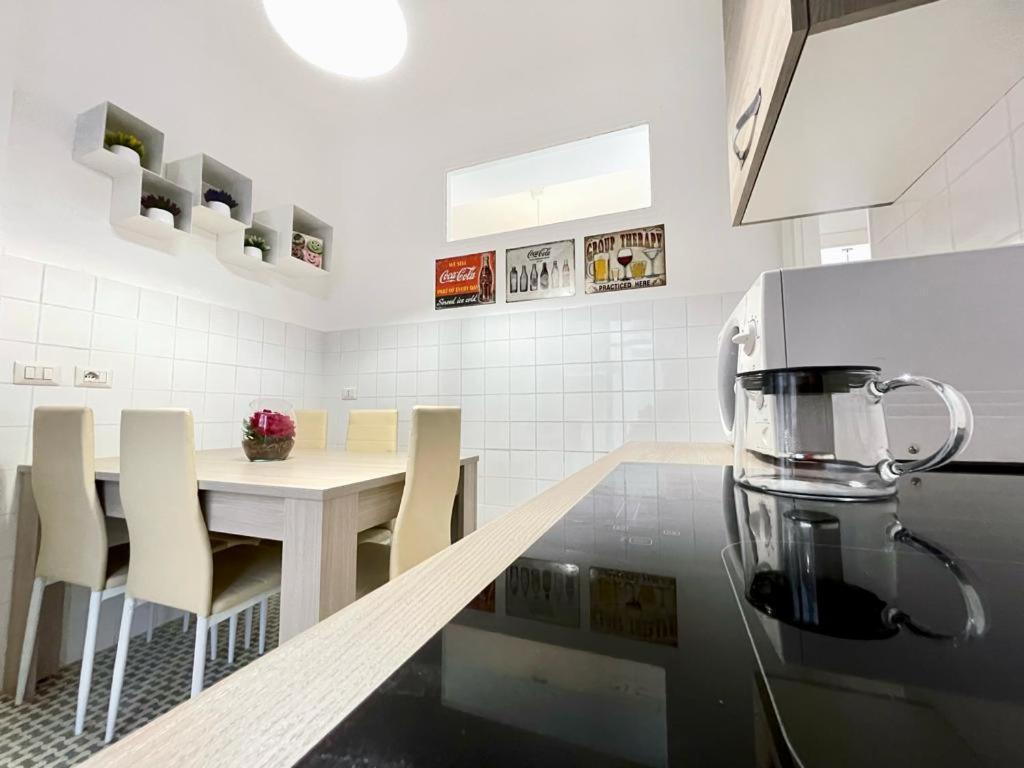 Forty1 Apartment Near Metro Cipro Rom Exteriör bild